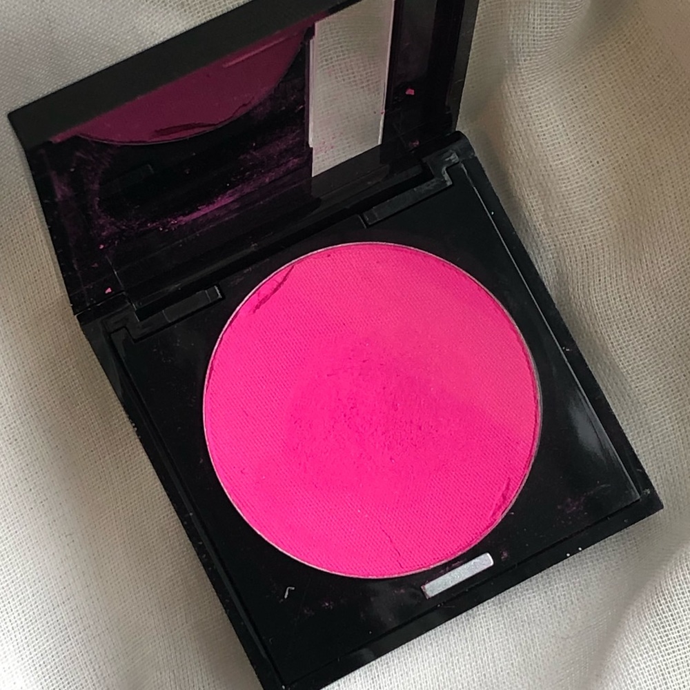 Make Up For Ever Eyeshadow in Hot Pink